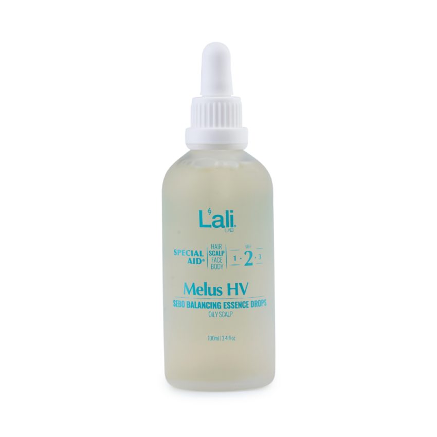 Melus HV, 100мл – себобалансиращи есенциални капки за скалп. Балансират себума, овлажняват, успокояват и подсилват бариерната функция. Подходящи за склонен към омазняване скалп, включително чувствителен. Използвай след всяко миене на косата.