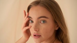 Синята светлина и преждевременно стареене и грижата за кожата в съвременната дигитална реалност - jenite.bg