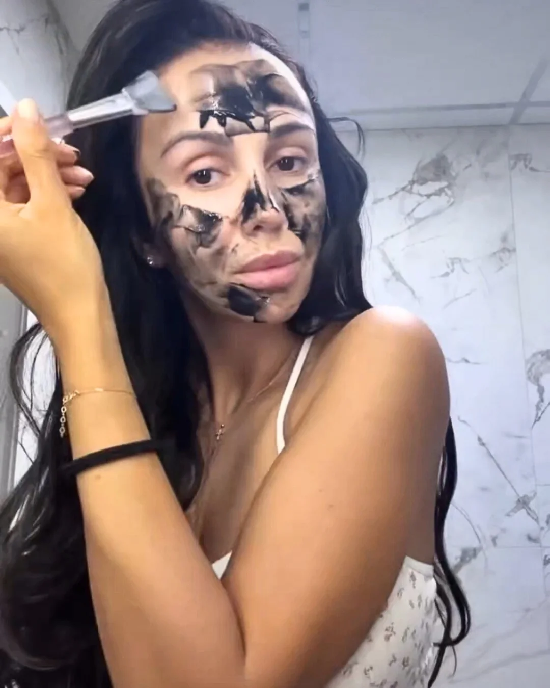 Вери Николова за Nigra Lux+: Обичам моментите, когато отделям време само за себе си — да си сложа маска, да се отпусна и просто да се погрижа за кожата си. 💆‍♀️ Днес за първи път пробвах Nigra Lux+ 2-в-1 ГЕЛ-МАСКА с дълбок ефект от Lali LAB и… уау, наистина не очаквах такъв резултат! 💖 Още след първото нанасяне кожата ми изглежда по-свежа, чиста и сияйна, а усещането е като след професионална грижа. 🌸