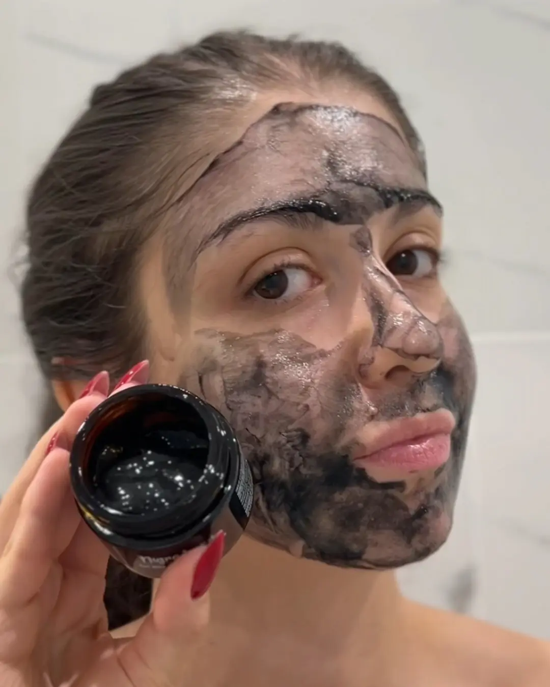 Адриана Петрова, Womanlybg за Nigra Lux+ "😩Стресът, недоспиването и дехидратацията са първото нещо, което се отразява върху кожата ни! Затова ще я рестартираме с маската Nigra Lux +. Това е нов премиум продукт за интензивна грижа, който: 🍎 Стимулира естествените възстановителни процеси чрез клетъчна култура от ябълка. 🌱 Детоксикира и изчиства порите чрез бяла глина и активен въглен. 🧖‍♀️ Връща усещането за комфорт и еластичност с хидролизиран баобаб."