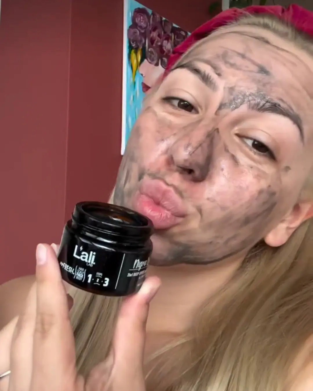 Даниела Димитрова, гримьор за Nigra Lux+ "Най-новата ми рутина в грижата за кожата - уникалната маска от @lali.lab.cosmetics Nigra Lux 2в1 Deep Effect Gel Mask дава всичко необходимо на кожата 🥰 🌱 Дълбоко почистване ⚖️ Детокс и балансиране ✨ Регенерация и възстановяване 🫧 Успокояване и защита на кожната бариера"