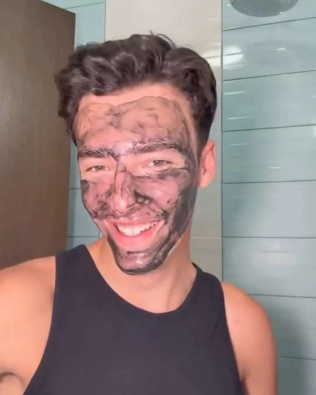 Мирослав Минчев за Nigra Lux+ "Кожата ми често страда от стреса и динамиката на ежедневието – срещи, пътувания, дълги дни. Всичко това оставя следи: раздразнения, зачервявания и умора. Nigra Lux Plus – 2in1 DEEP EFFECT Mask е малкият ритуал, който ми помага да върна кожата си в баланс. Тя дълбоко почиства, прави детокс и успокоява, така че след употреба усещам кожата си по-чиста, спокойна и здрава. За мен това не е просто грижа, а начин да си дам пауза и да се почувствам по-добре."