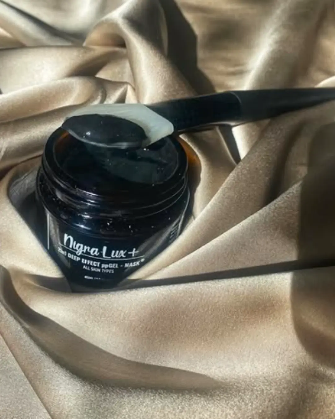 Оля, Beauty Box за Nigra Lux+ "🖤🖤🖤 Nigra Lux + от @lali.lab.cosmetics 🖤🖤🖤 За предишната версия на маската съм ви говорила и писала неведнъж. Много я харесвам и съм изразходила не една и две опаковки от нея. Ами ето я още по- добра, по- нежна, по- грижовна и по- мощна, подобрената Nigra Lux +. 🖤 В заключение ще кажа, че Lali Lab са създали чудесен продукт, който да свърши цялата работа наведнъж- едновременно да почисти в дълбочина, да рестартира и да даде нужната грижа за една здрава кожа и това да си личи."