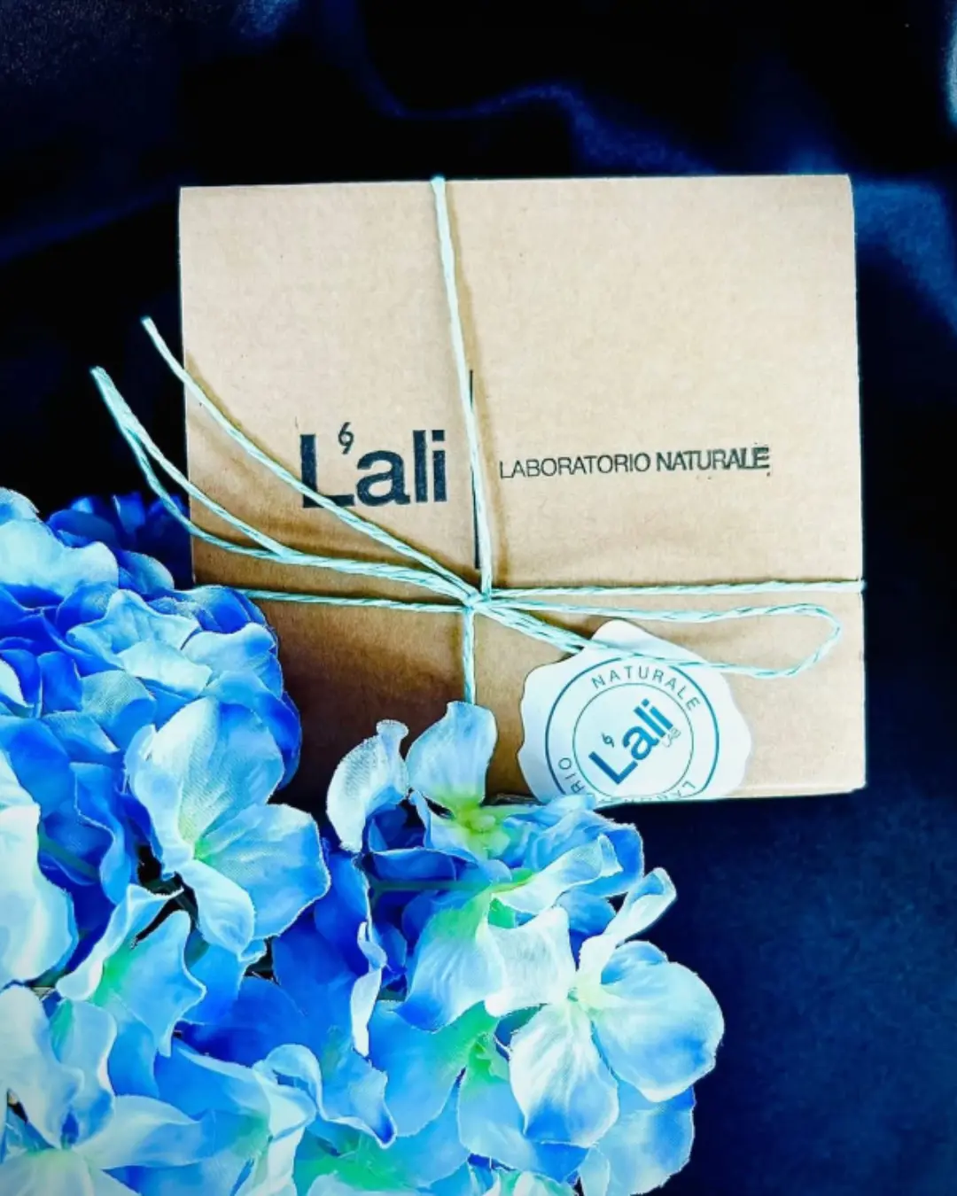 Beauty Rituals за Nigra Lux+ "Вчера имах възможност да изпробвам новата Nigra Lux+ | 2in1 DEEP EFFECT ppGEL-MASK и още след първото нанасяне усетих разликата 🤍 Кожата ми стана невероятно гладка, нежна и свежа, като след професионална грижа ✨ Най-големият плюс е, че усещането е много по-комфортно – няма тежест, няма мазен филм, а активните масла проникват в дълбочина благодарение на новата ензимна технология 💧. Това я прави подходяща дори за чувствителна и склонна към омазняване кожа."